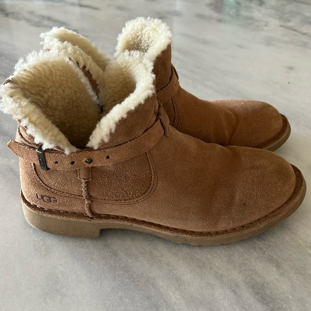 UGG Romely Short Boot size 8.5
